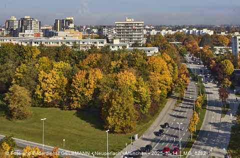 15.10.2025 - goldener Oktober mit Blick auf das Marx-Zentrum und Wohnanlage am Karl-Marx-Ring 52-62